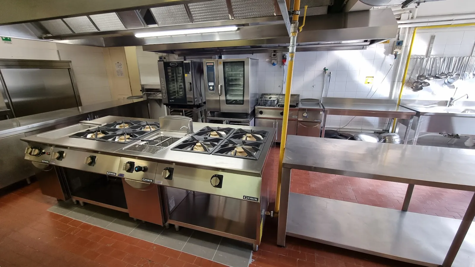 Istituto Alberghiero Martini - cucina-ad-isola-sfondo-forni.webp